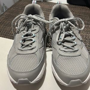 Women ryka tennis shoes size 8 EUC